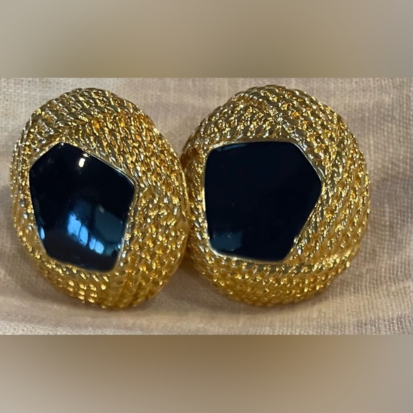 Vintage Clip On Earrings 12 pair, in great condition. - Picture 9 of 10